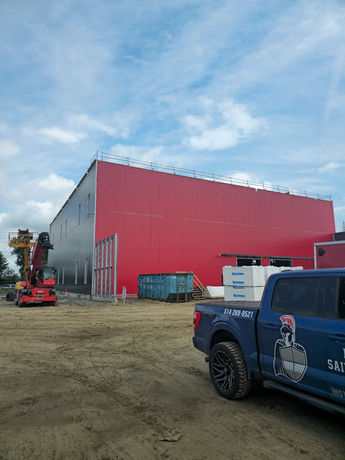 Travaux de revêtement en hauteur réalisés à l'aide d'une nacelle