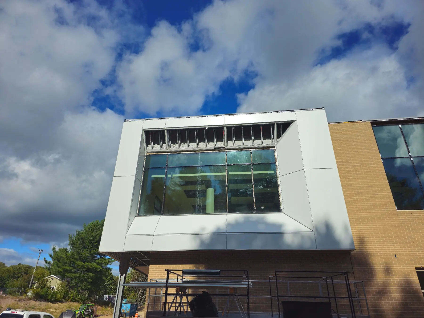 Solin d'aluminium plié installé au contour d'une ouverture