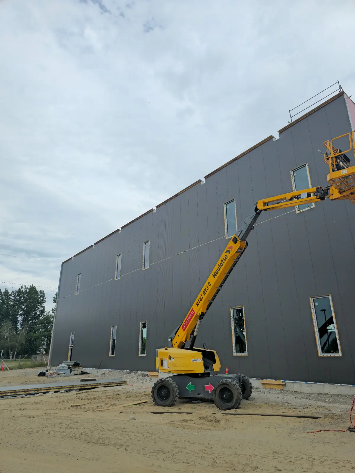 Pose de panneaux de revêtement métallique sur un bâtiment
